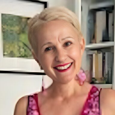 Vivian Smiling woman with short blonde hair